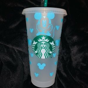 I am selling 24oz Venti Starbucks Cold Cup with lids.